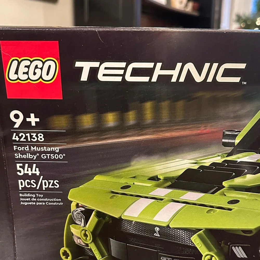 LEGO Technic Ford Mustang Shelby GT500 Set # 42138 - Picture 2 of 14
